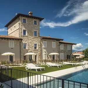 https://relais-madergnago.it-lombardy.com